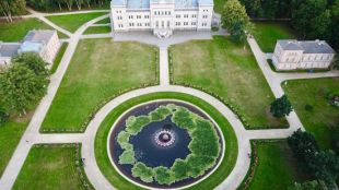 Mikalojam Čurļonim 150 - Ģēnijs un Pluņģe: Žemaitijas Versaļas parku komplekss, astoņkāja tartars ar konfitētiem tomātiem un medības ar piekūniem! 