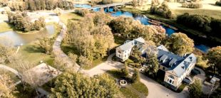 Кафкианская Лиепая - спектакль Кукольного театра и Жемчужина Югендстиль - Лиепайская гимназия, мороженное с янтарной пудрой  и обед в усадьбе Скрунда!